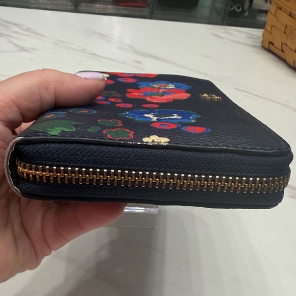 Tory Burch Navy Floral Zip-Around Wallet with Gold Logo - Picture 4 of 10